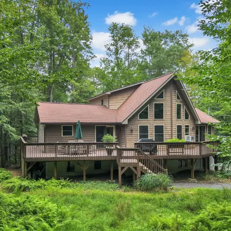 Peaceful Poconos Escape with Hot Tub, Private Sauna, Near Hiking Trails