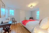 Classic Mystic Retreat Walking Distance to Downtown
