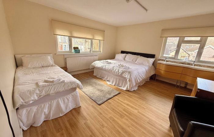 Spacious House Sleeps 10 -Near Bikepark Wales -Central -Parking