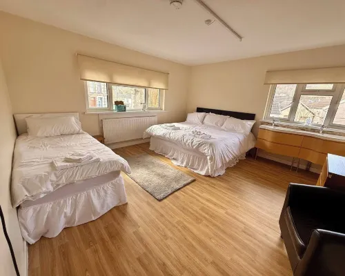 Spacious House Sleeps 10 -Near Bikepark Wales -Central -Parking Hotels in Merthyr Tydfil