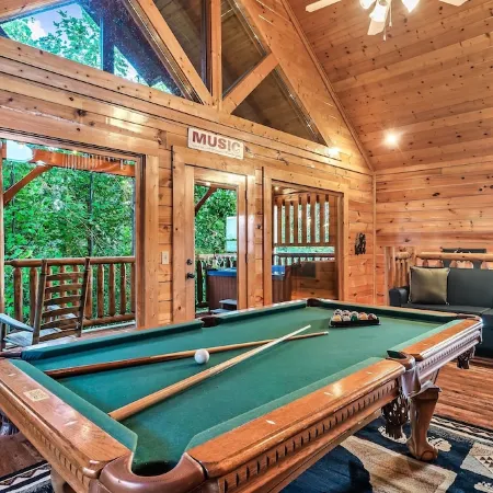 Summer Fun-Mountain View-Pet Friendly- Cozy-Hot-Tub-Wifi-Pool-Fishing-Hiking