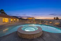 Casa Selecta - Pool, Hot Tub & Desert Skies 4 Bedroom Home