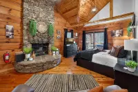 Hot Tub Location Cozy Studio Log Cabin Fireplace - 4-نجوم