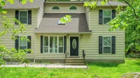Hot Tub, Firepit, Foosball Access to Private Lake & Pool Penn Estate Getaway - Wifi