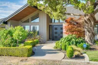 8 Mi to Downtown Modesto! Poolside Escape - 4-Star