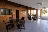 Apto a 300 m da Praia do Sul com Piscina e Quadra