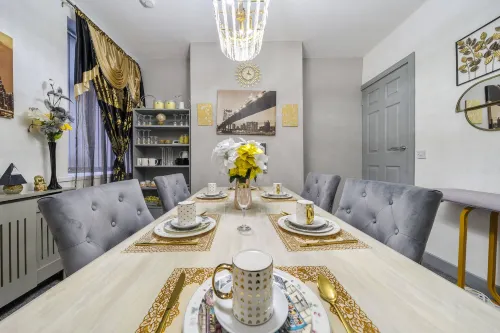 Contractor-friendly 2-bedroom house with free parking - Bungalows