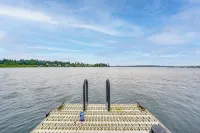 Executive Lake Washington Stay with Dock Access - Boutique