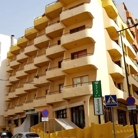 Hotel Andalucía Отели рядом с достопримечательностью «Пляж Поньенте»