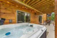 Cozy Creekside Stay for 8 - baignoire