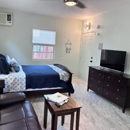 Charming Gulfport Town Guest Cottage Studio -Walk to Beach -Shops -Restaurants