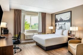 Super 8 by Wyndham Winnipeg West