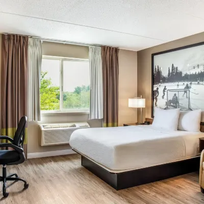 Super 8 by Wyndham Winnipeg West Hotels near Assiniboia Downs