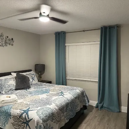 5 Min>Beach Remodeled 2 bed 2 Bath Condo With Pool and Grill and King bed!
