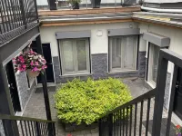 دراجون جايت إن Hotels near وسط تورونتو