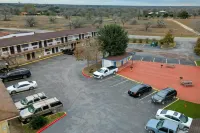 Cannon Inn by Capital O Gonzales TX - parking