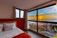 Ocean Breeze 2BR | A/C & Sea Views - 民宿