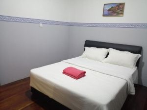 Beautiful Double Room with AC in Kuching Center