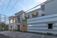 RedDoorz Plus Near Pantai Malalayang Manado Отели рядом с достопримечательностью «Manado Resort»