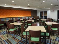 Fairfield Inn & Suites Newark Liberty International Airport パス駅周辺のホテル