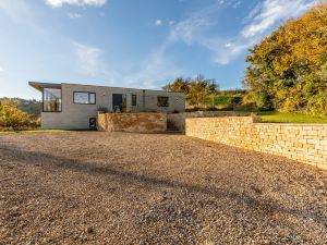 Stunning 5 Bedroom Home with Garden & Panoramic Views!