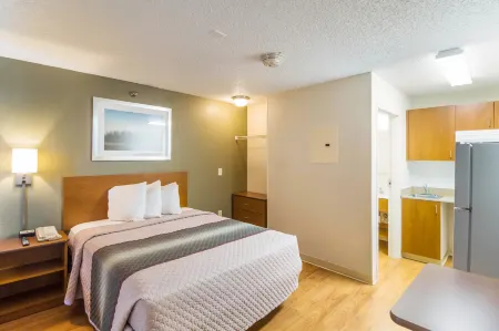HomeTowne Studios by Red Roof Houston - West Oaks/  Energy Corridor