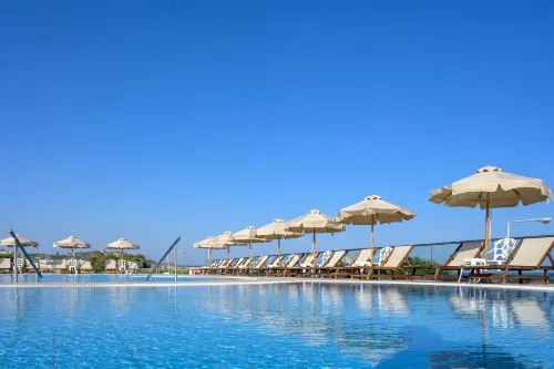 Royal Bay - สระว่ายน้ำแบบอินฟินิตี้