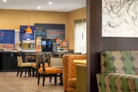 Holiday Inn Express & Suites EDMOND by IHG - breakfast