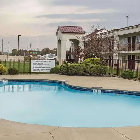 Days Inn by Wyndham Austintown