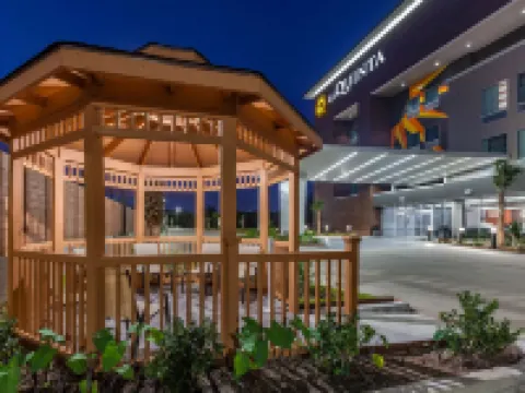 La Quinta Inn & Suites by Wyndham Houston East at Sheldon Rd チャネルヴューのホテル