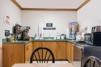 Super 8 by Wyndham Sheldon Hotel dekat Northwest Iowa Community College–Sheldon