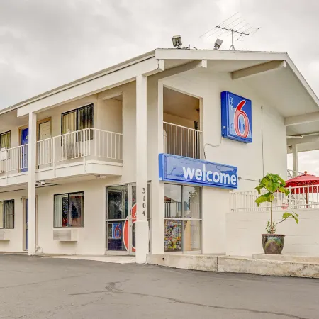 Motel 6 Portland, or - Central Отели рядом с достопримечательностью «Маунт Табор Парк»