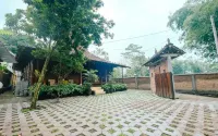 Ethnic Room at Omah Limasan by Omah Bungah