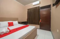 RedDoorz Syariah Near Siloam Hospitals Bulak Kapal Hotels in South Tambun