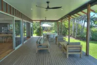 The Bungalows Hotels in Tully