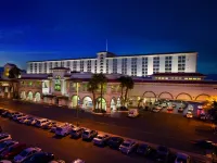 Gold Coast Hotel and Casino Отели рядом со станцией Las Vegas Convention Center Monorail Station