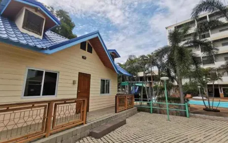 Hi Hotel Отели рядом с достопримечательностью «Wat Rong Saeng»