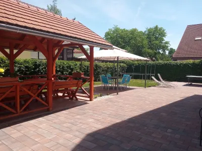 10-16人的公寓 Egry József Művelődési Ház és Közösségi Ház附近的飯店
