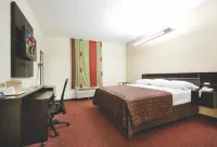 Red Roof Inn & Suites Beaumont - Motels