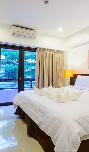 ห้องดีลักซ์เตียงคิงไซส์พร้อมวิวสระว่ายน้ำ