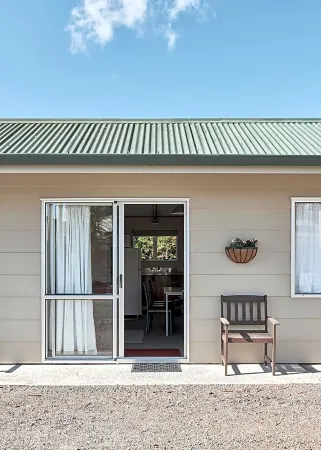 Mercury Bay Holiday Park Отели рядом с достопримечательностью «The Lost Spring»