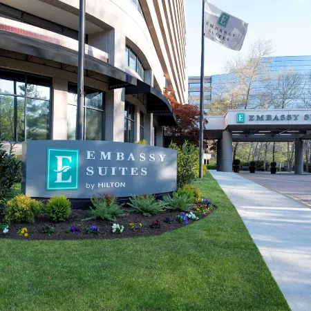 Embassy Suites by Hilton Bethesda Washington DC Отели рядом с достопримечательностью «Станция метро Bethesda»