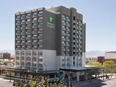 Holiday Inn Express & Suites Santa Ana - Orange County Hotel dekat Versailles On the Lake