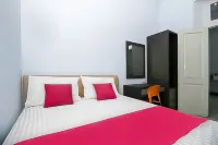 RedDoorz Near Stasiun Lawang Hotels near VNR