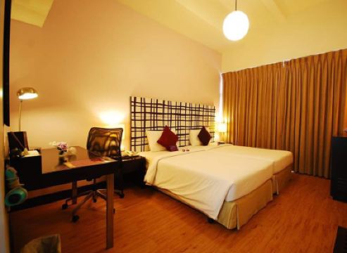 ดิ แอมบาสซี สาทร