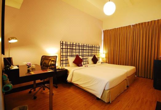 3. 더 엠바시 사톤..