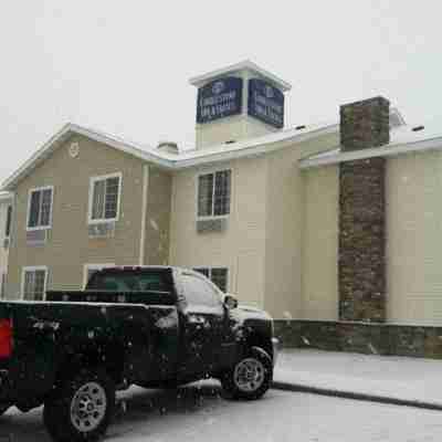 Cobblestone Inn & Suites - Carrington Hotel Exterior