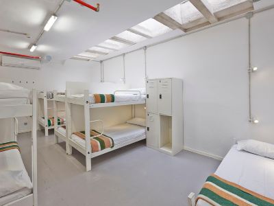 Hola Hostal Collblanc
