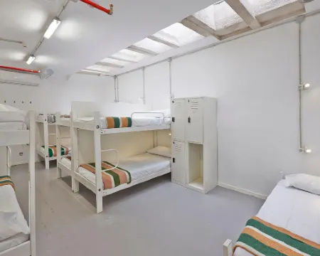 Hola Hostal Collblanc Hotels in L'Hospitalet de Llobregat