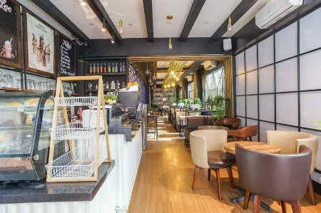 Hotel Sanrina Makassar Отели рядом с достопримечательностью «Wakanda House»